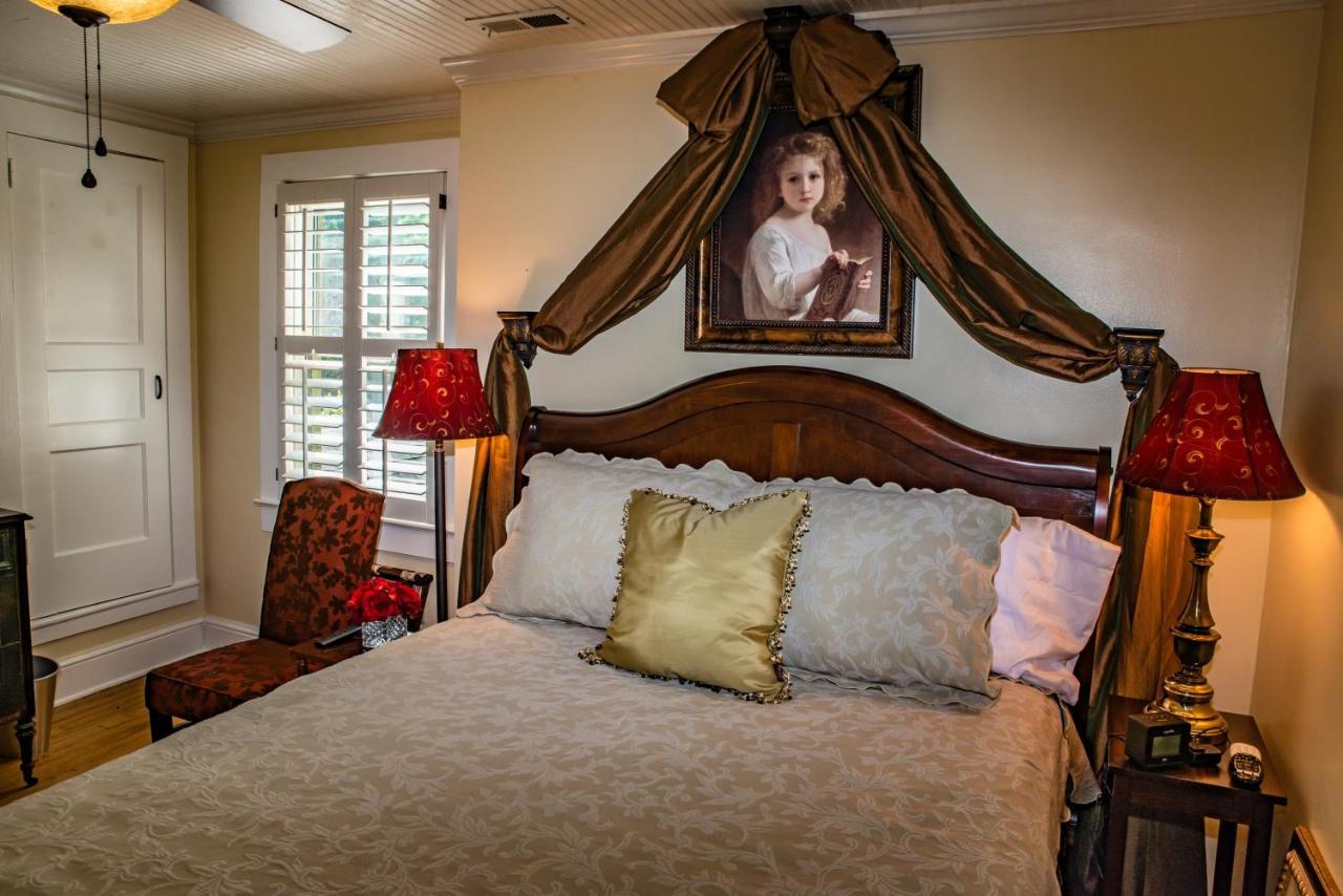 Готель Chimney Rock Manor Екстер'єр фото
