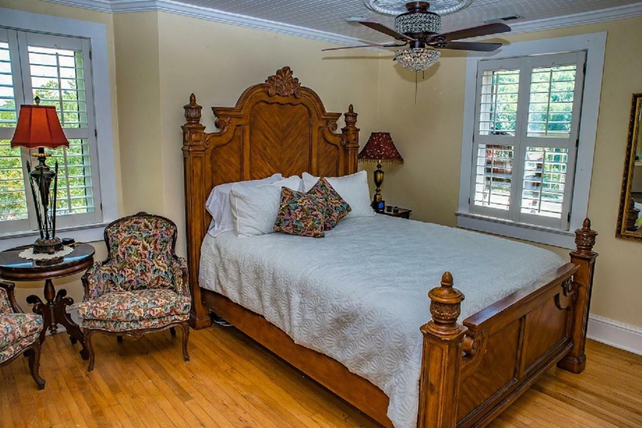 Готель Chimney Rock Manor Екстер'єр фото